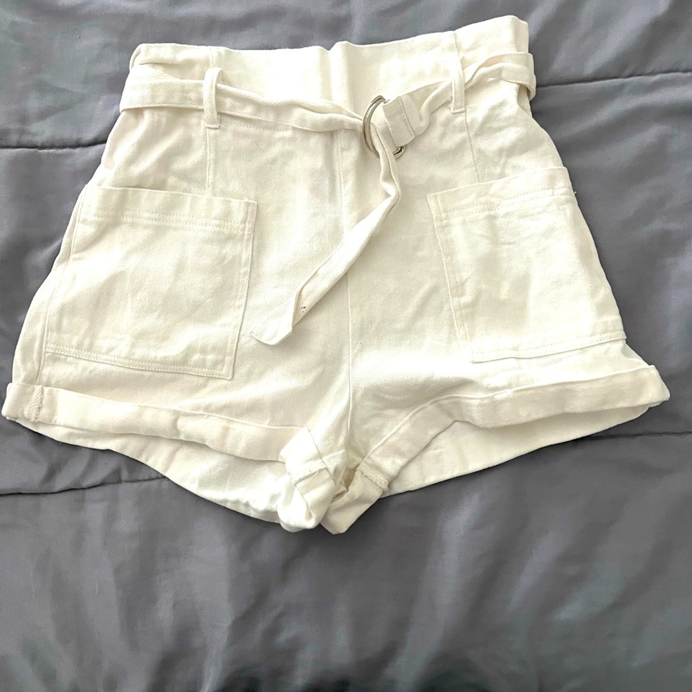 Shorts with belt